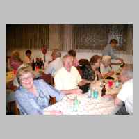 080-2401 19. Treffen vom 3.-5. September 2004 in Loehne - An diesem Tisch ist man schon etwas froehlicher.JPG